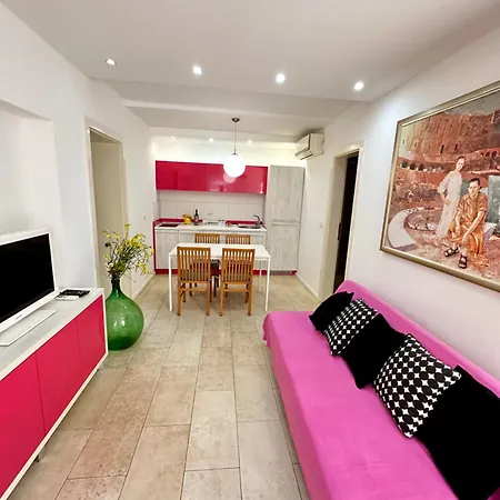 Karmen Maria Apartman *
