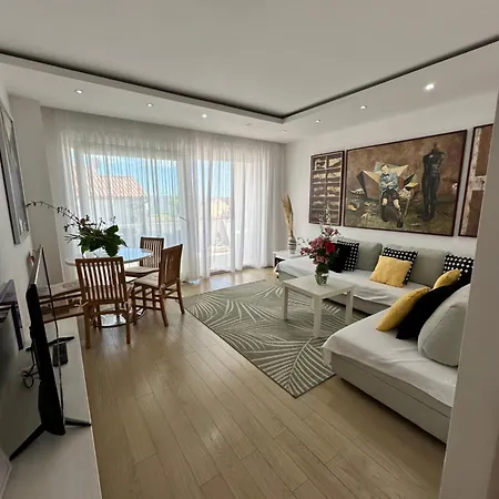 Karmen Maria Apartman *