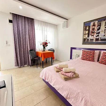 Karmen Maria Apartman *